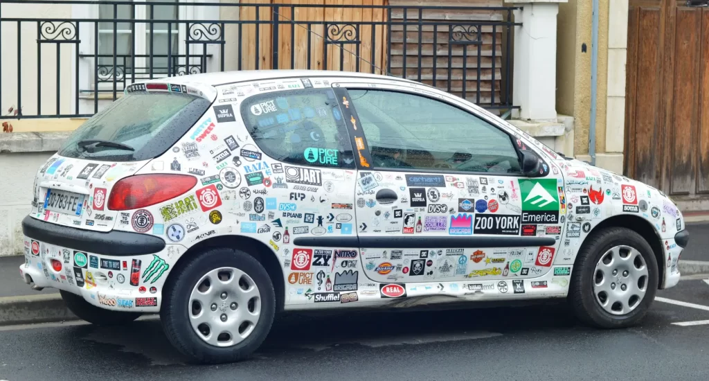 Auto komplet polepené samolepkami
