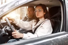 Dívka s mužem v automobilu
