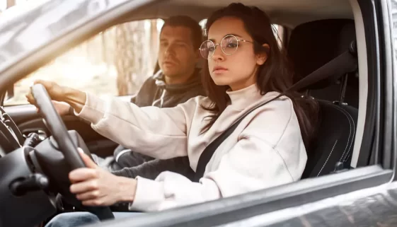 Dívka s mužem v automobilu