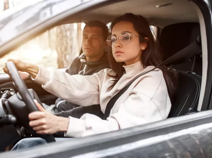 Dívka s mužem v automobilu