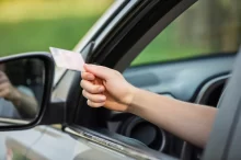 Silniční kontrola - podání dokumentů z okna automobilu