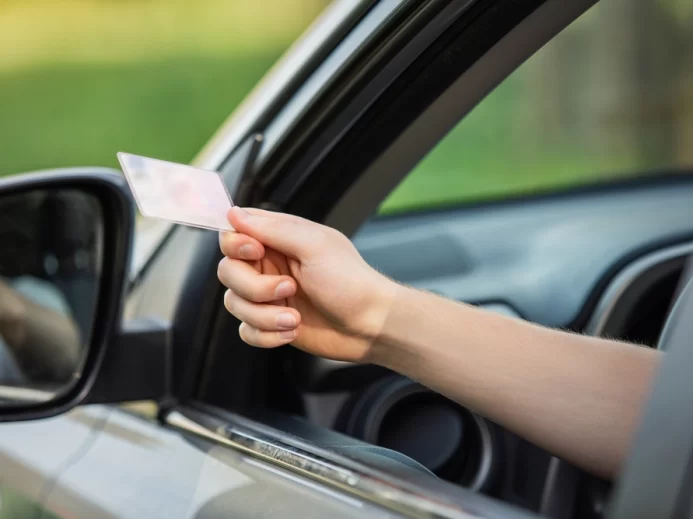 Silniční kontrola - podání dokumentů z okna automobilu