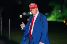 Donald Trump se vrací do Bílého domu po projevu na shromáždění v Michiganu (29. dubna 2025)