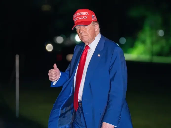 Donald Trump se vrací do Bílého domu po projevu na shromáždění v Michiganu (29. dubna 2025)