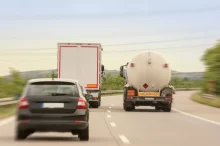 Nákladní vozidlo při předjíždění na dvouproudé dálnici