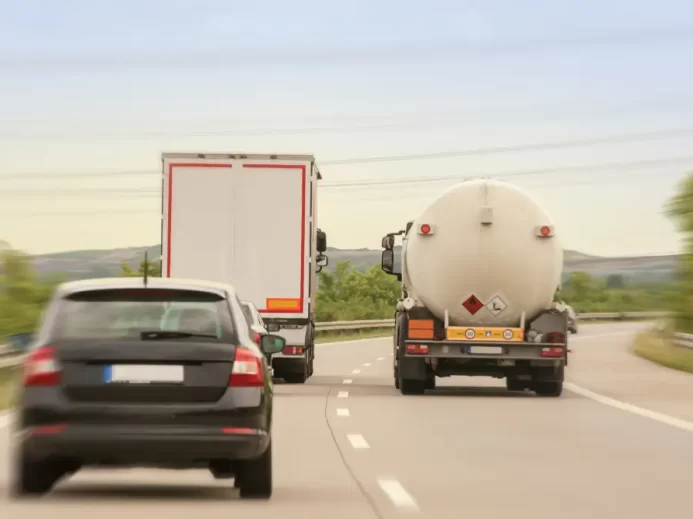 Nákladní vozidlo při předjíždění na dvouproudé dálnici