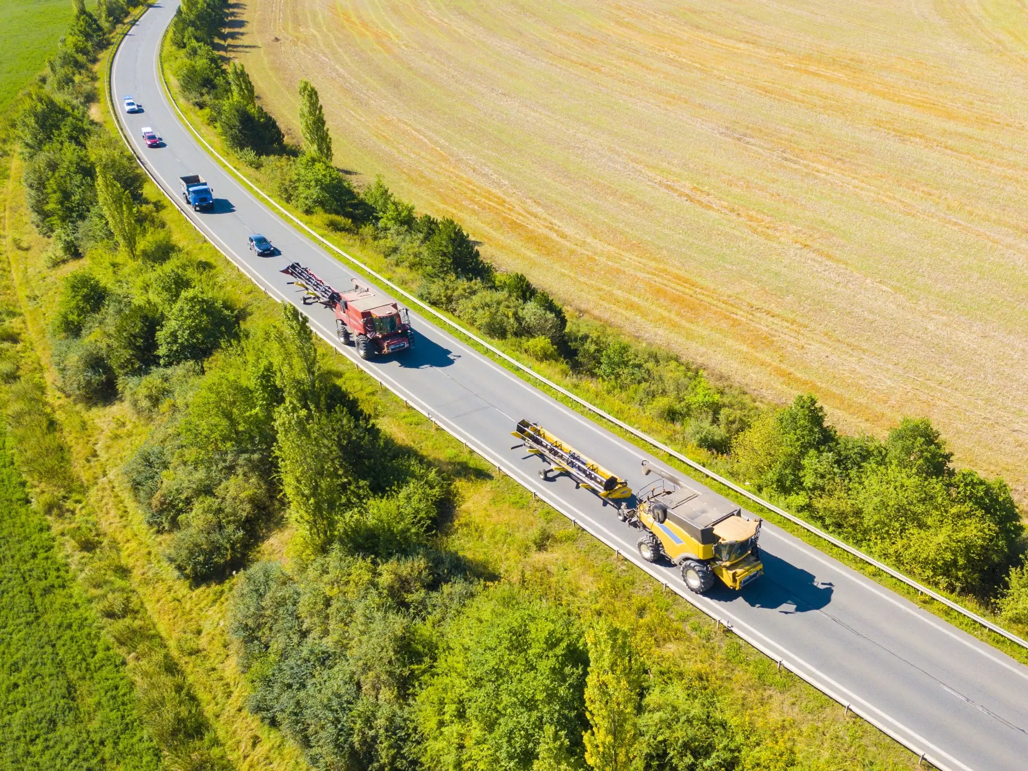 - MotorGuru.cz Zemědělská vozidla - pohled z letadla na zácpu na silnici.
