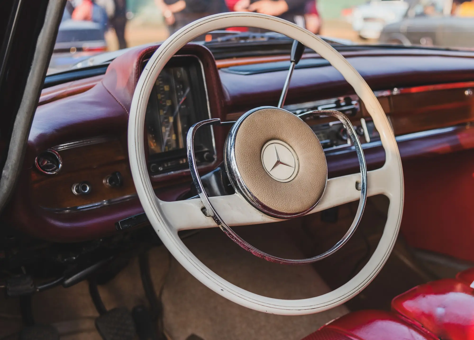 - MotorGuru.cz Tři síly v sobě spojující logo Mercedesu.