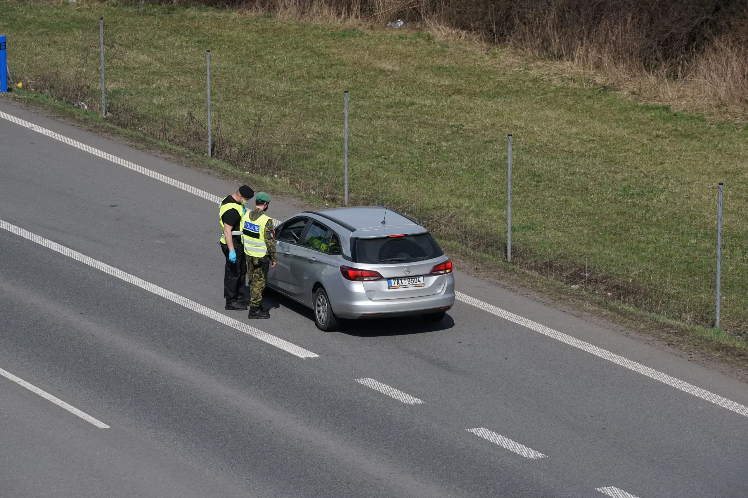 Dopravní policie kontroluje rychlost na silnici 