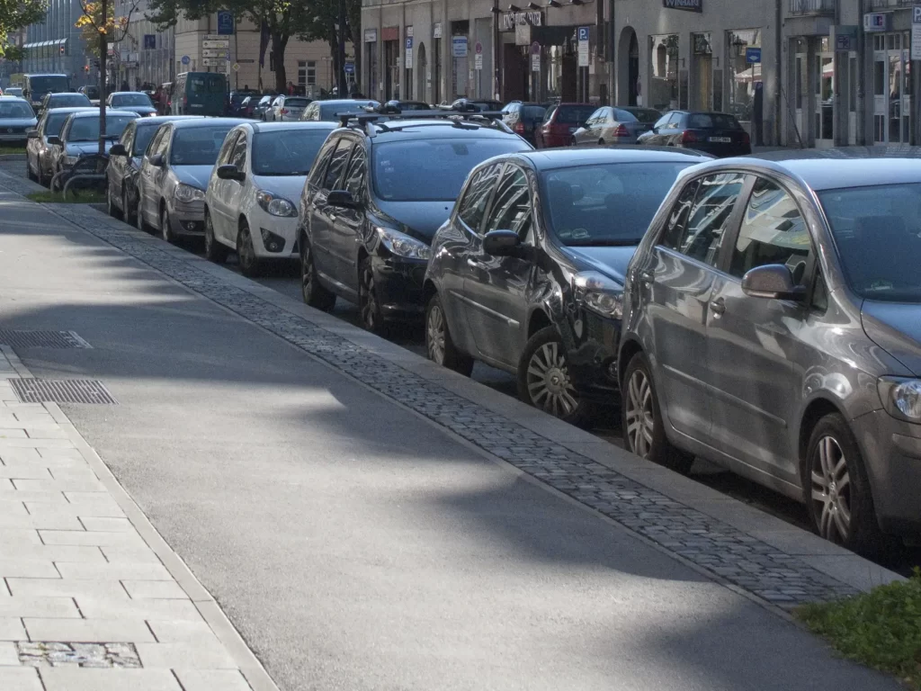 Podélné parkování je strašákem mnoha řidičů