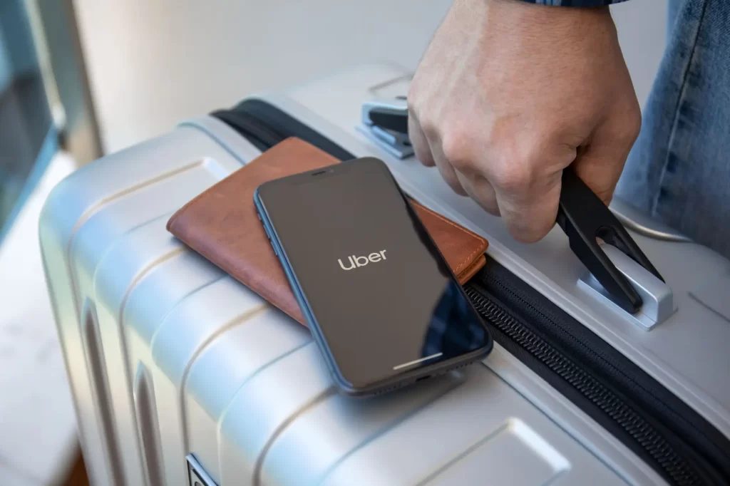 Tradiční taxíky nahrazují služby jako Uber nebo Bolt.