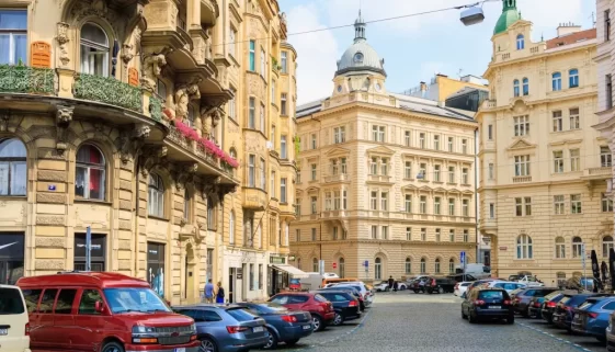 Parkování nejen v Praze je čím dál tím větší problém.