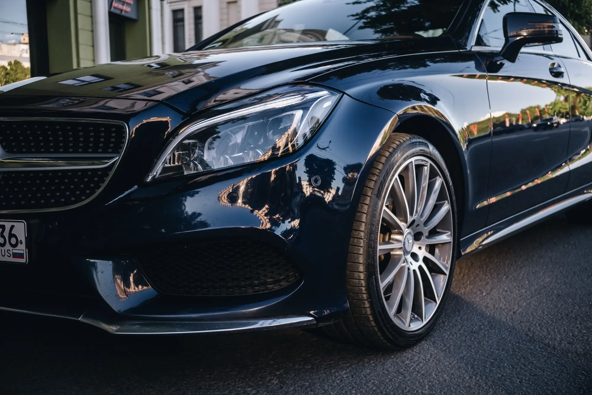 Krásně naleštěné luxusní auto.