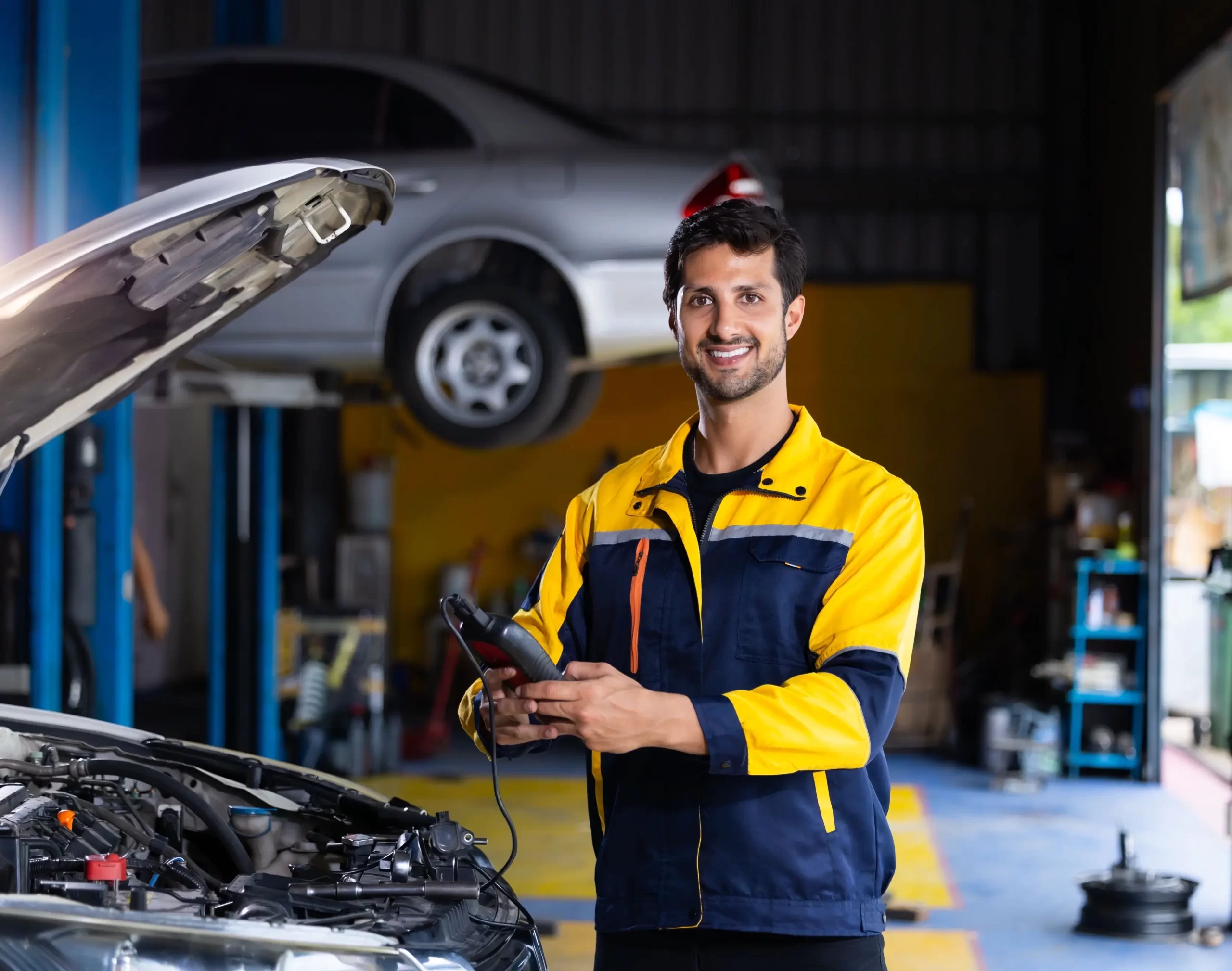Automechanik u otevřené karoserie u auta 