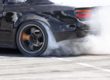 Auto při driftování