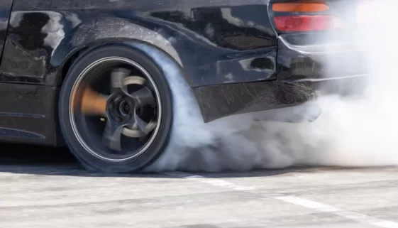 Auto při driftování