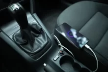 Mobil v autě
