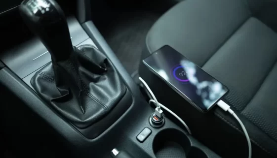 Mobil v autě