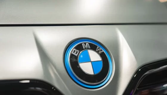 Logo BMW má připomínat motor letadla.