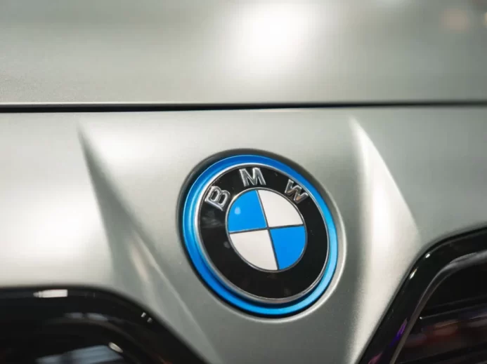 Logo BMW má připomínat motor letadla.