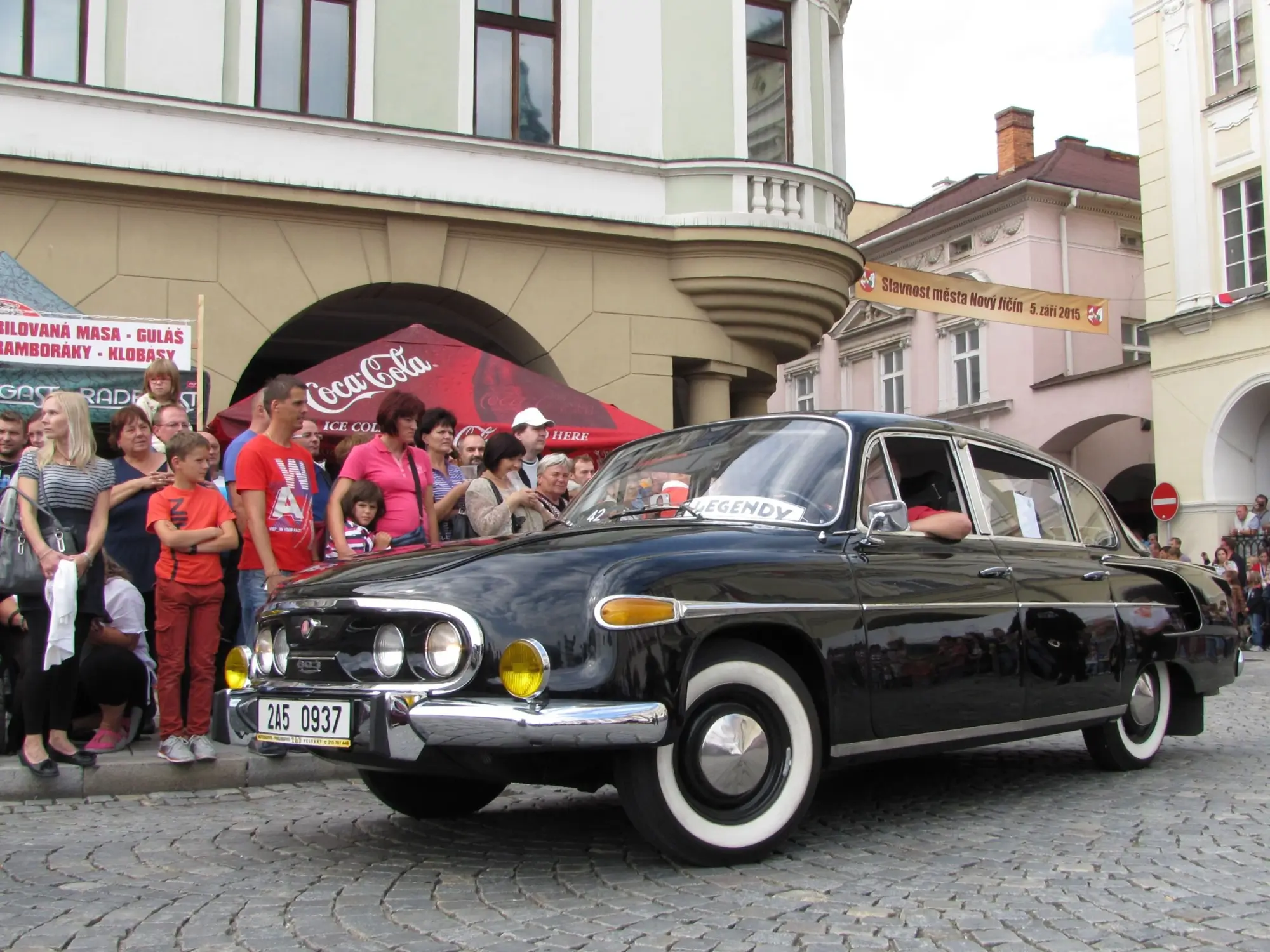 Ikonická Tatra 603 sklízí obdiv přihlížejících.