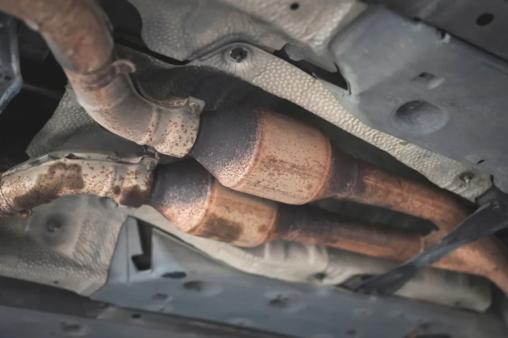 Spodní část automobilu ukazuje výfukový systém včetně katalyzátoru