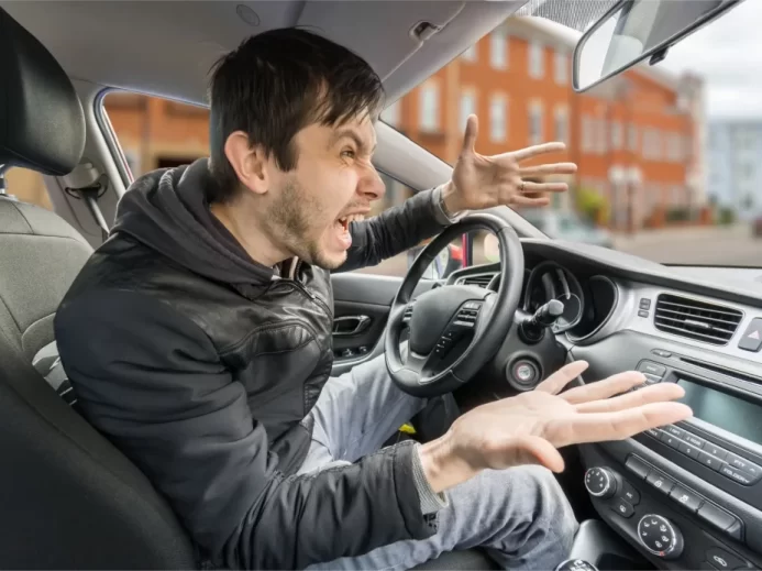 Rozčilený mladý muž za volantem