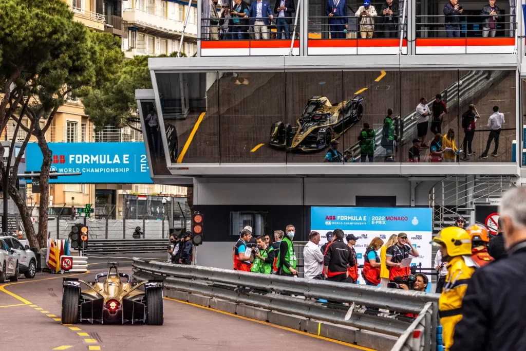 Závodní vůz Formule E zezadu opouští pitlane na městském okruhu v Monaku