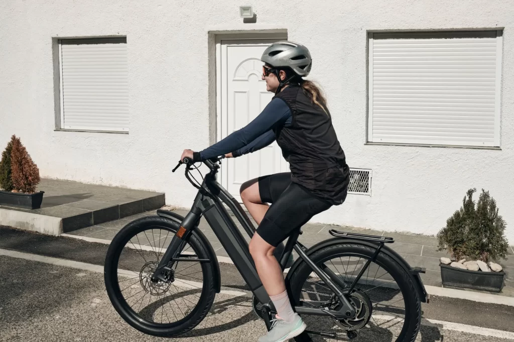 kolo3 - MotorGuru.cz Dívka na elektrokole projíždí ulicí města