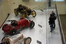 Pár se dívá na vystavené historiecké vozy v muzeu