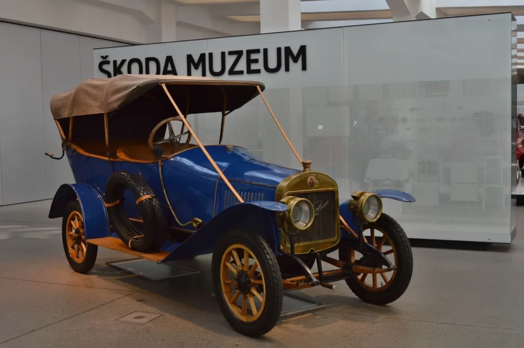 - MotorGuru.cz Historický automobil značky Laurin & Klement, vystavený ve Škoda Muzeu v Mladé Boleslavi.