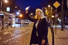 Žena mává na taxi