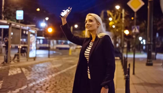 Žena mává na taxi