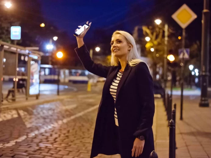 Žena mává na taxi