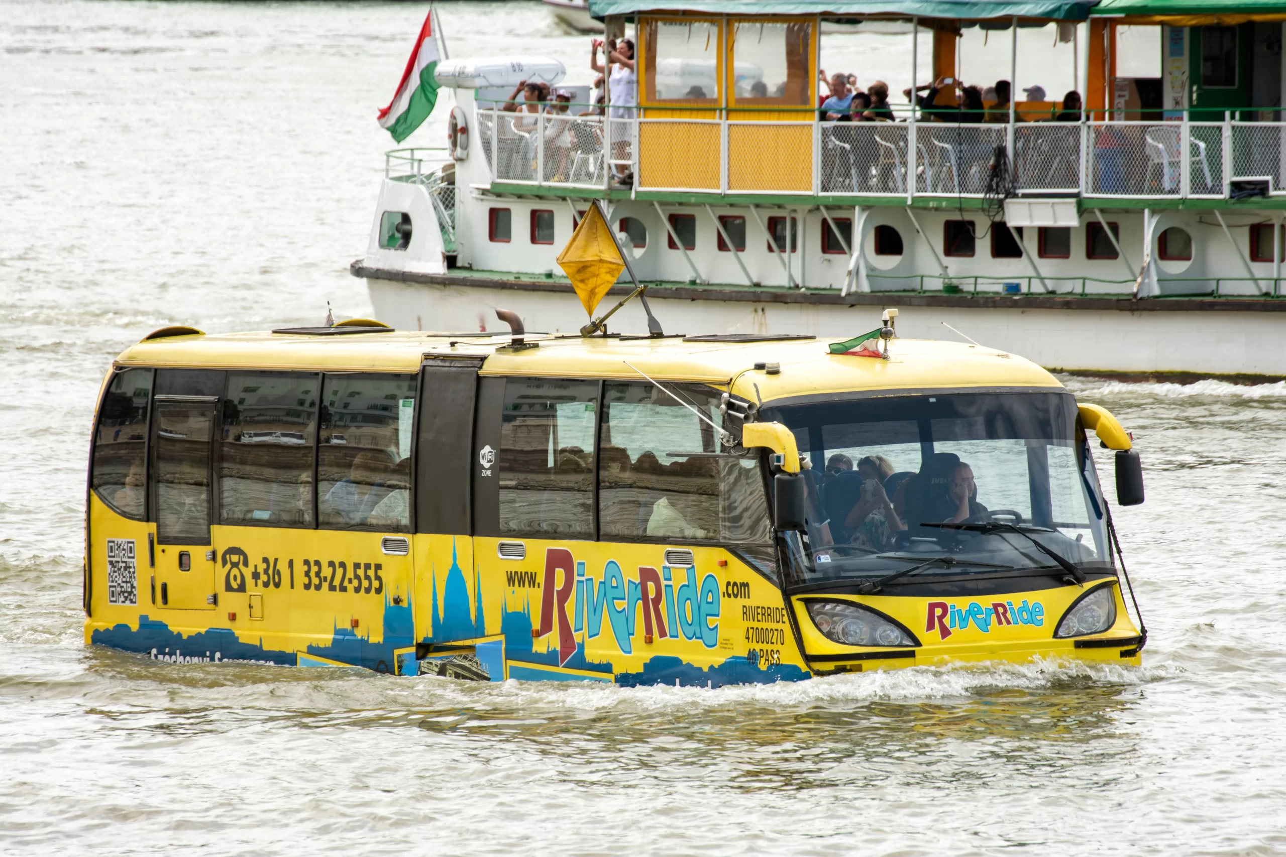 Obojživelný autobus