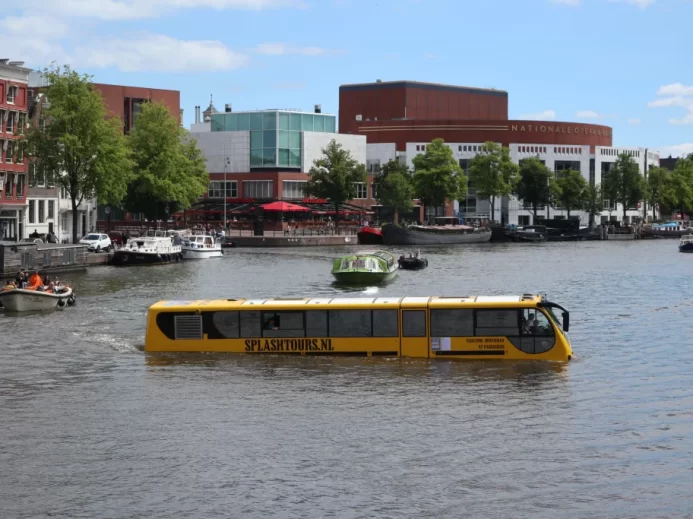Obojživelný autobus v Amsterdamu