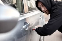 Muž vykrádá automobil