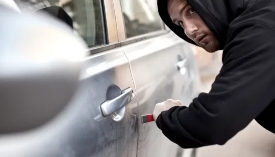 Muž vykrádá automobil