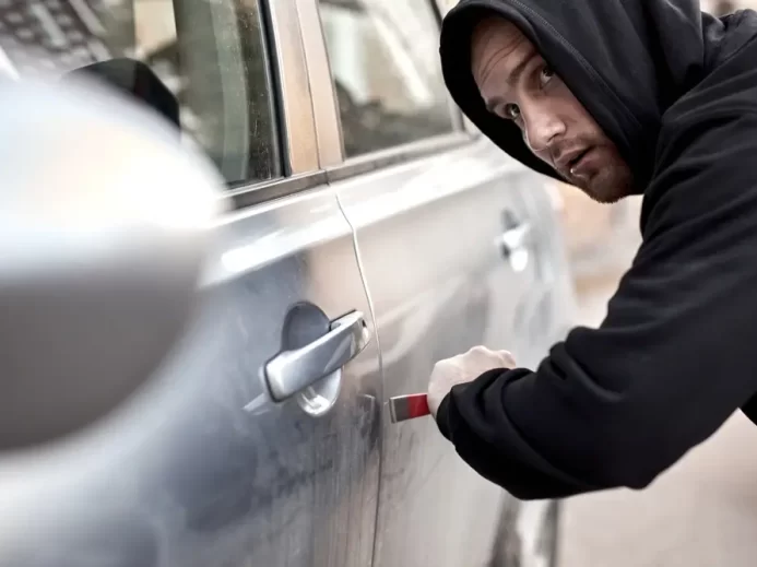 Muž vykrádá automobil