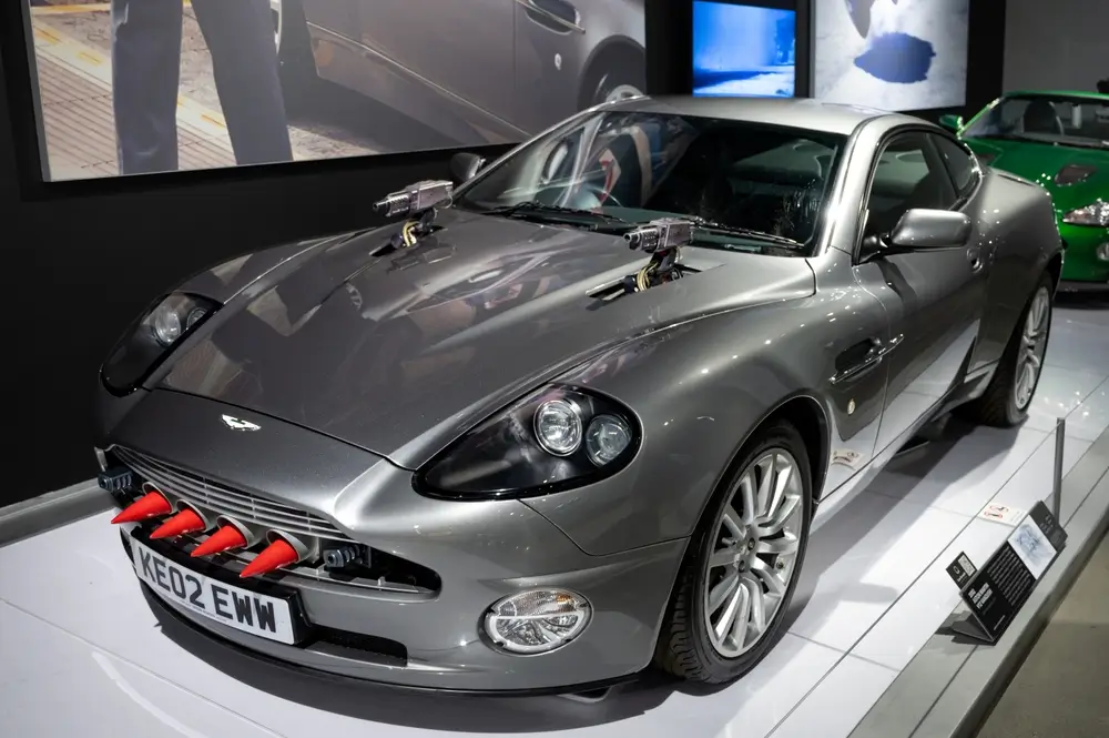 Detail vozu Aston Martin V12 Vanquish Jamese Bonda z roku 2002 s příslušenstvím pro zbraně