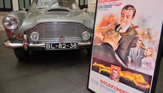 Plakát Goldfinger a Aston Martin DB2 z roku 1952, stejný model, který se objevil ve filmu, v muzeu automobilů