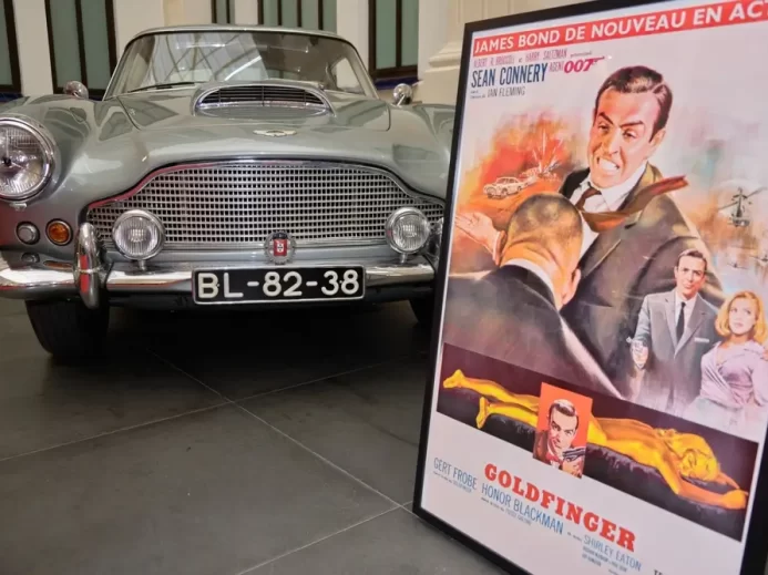 Plakát Goldfinger a Aston Martin DB2 z roku 1952, stejný model, který se objevil ve filmu, v muzeu automobilů