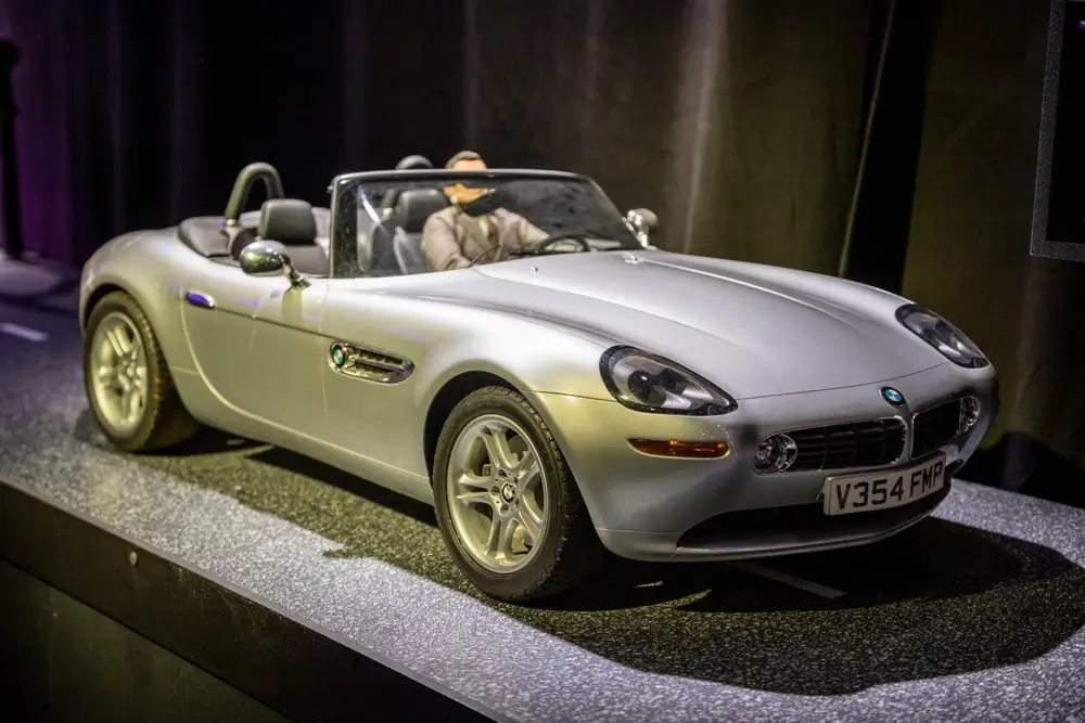  Zmenšený model, který byl použit při natáčení automobilových scén pro film James Bond ‚'Svět nestačí‘'. Loutka Pierce Brosnana za volantem