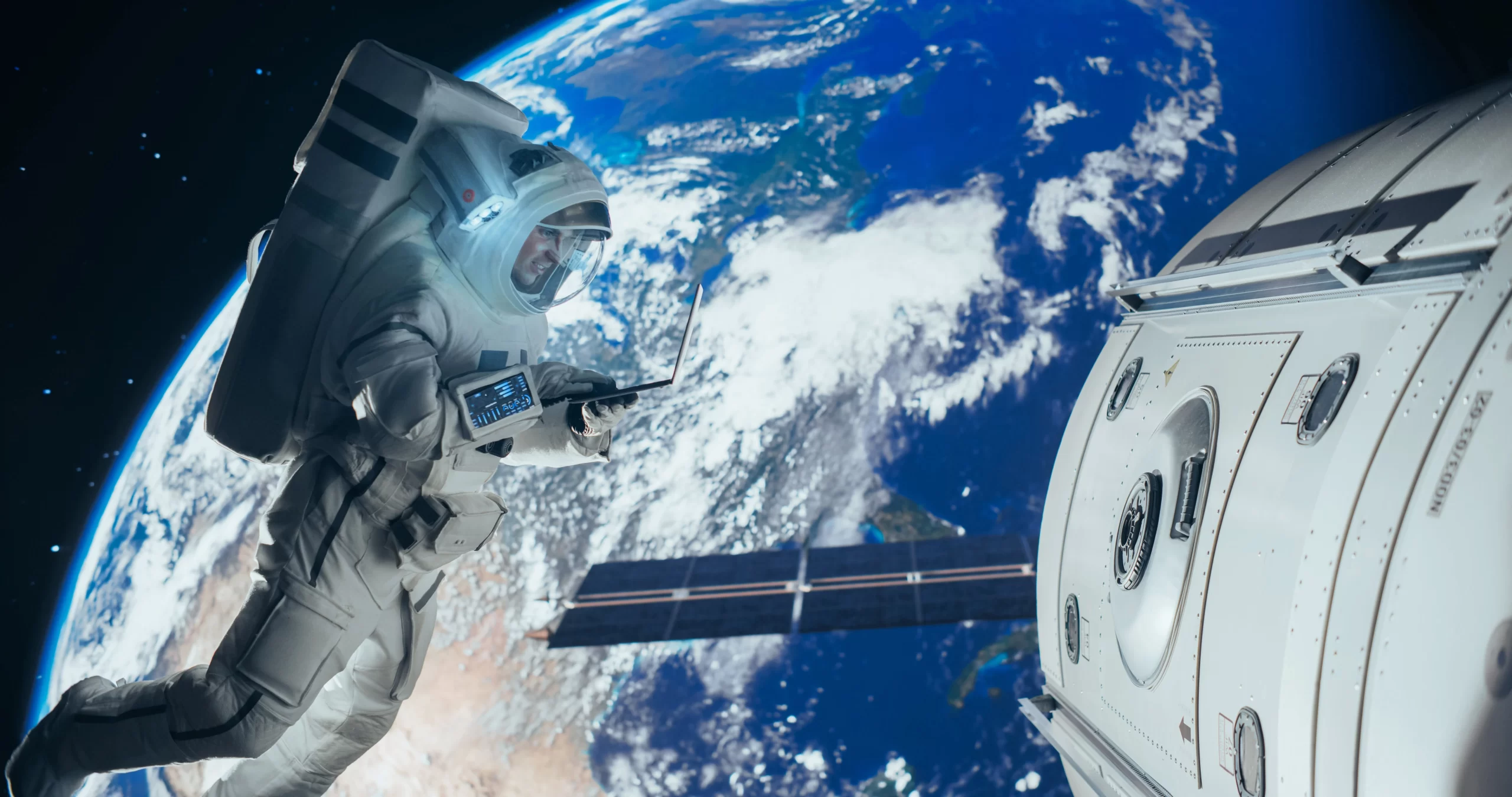 Kosmonaut ve vesmíru spravuje satelit