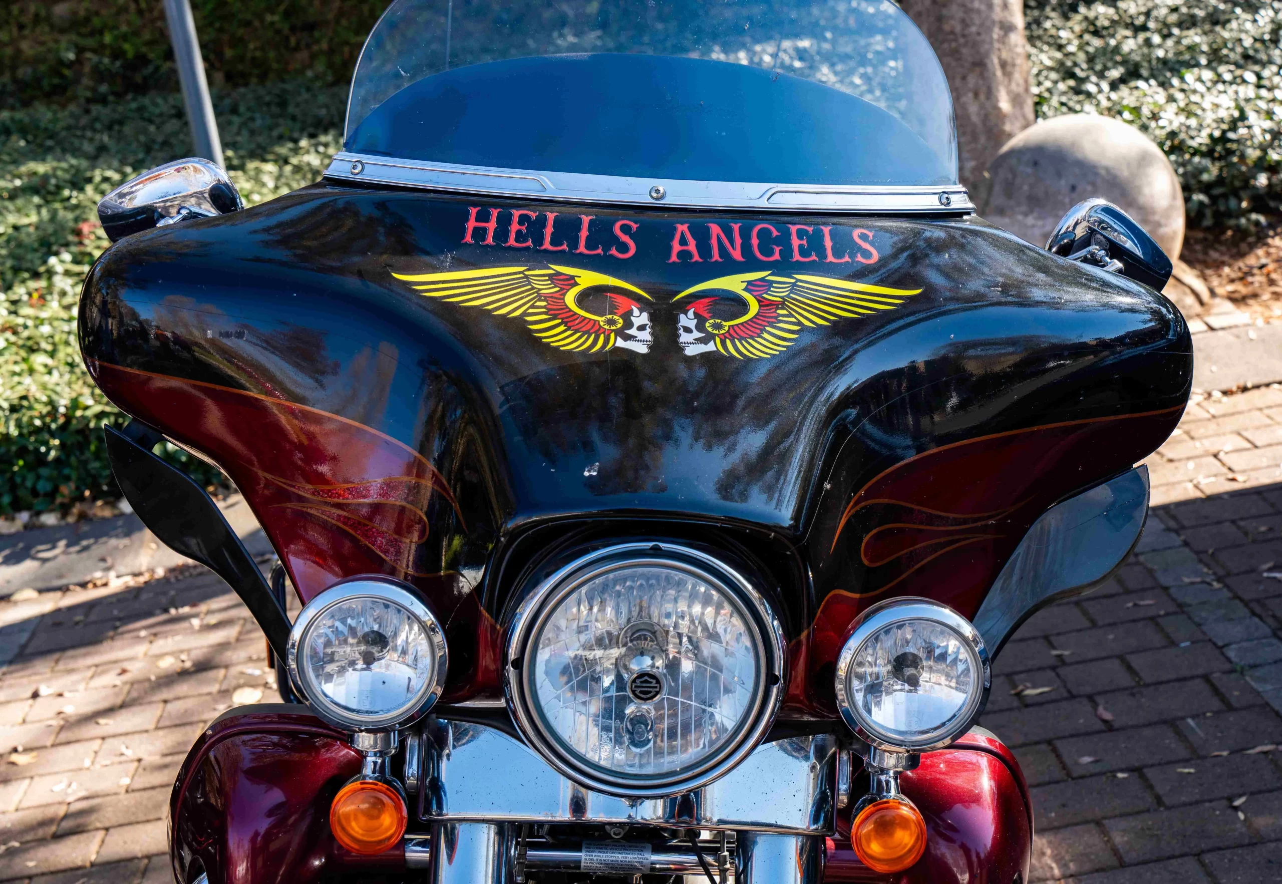 Hells Angels jsou jedním z nejznámějších motorkářských klubů, zdroj: Shutterstock - MotorGuru.cz Hells Angels znak na motorce