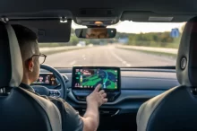 Muž nastavuje GPS v autě