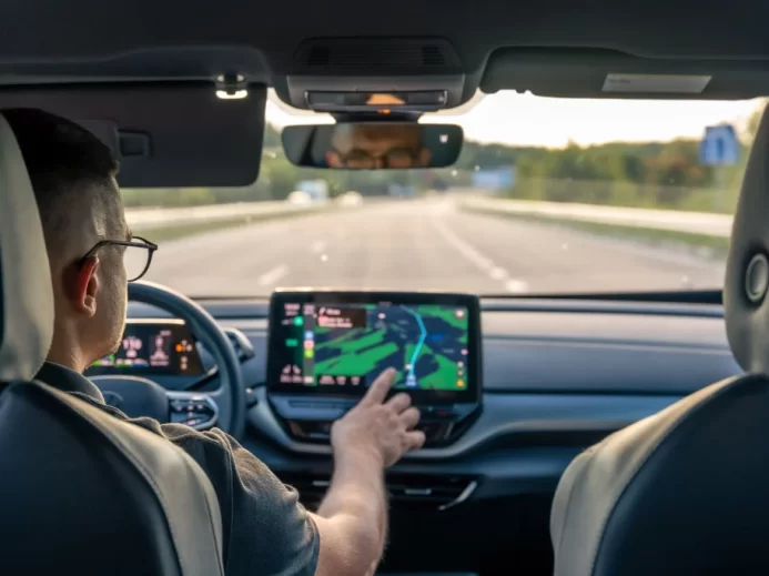 Muž nastavuje GPS v autě