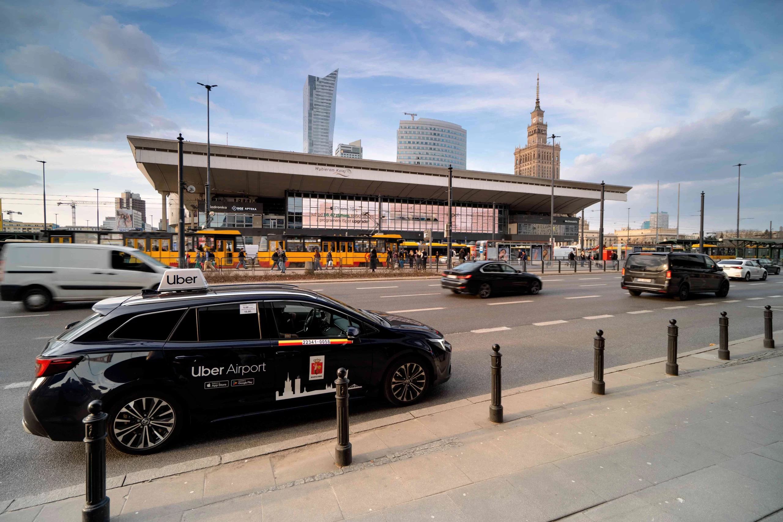 Uber parkuje před letištěm