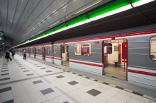 Souprava metra ve stanici