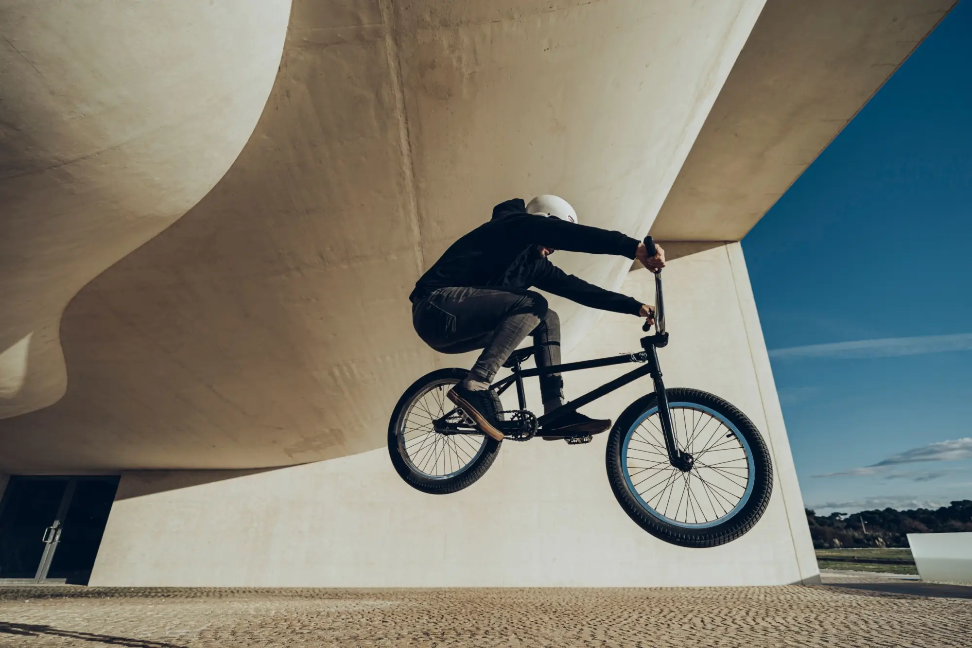 Cyklista provádějící tzv. "Bunny hop". 